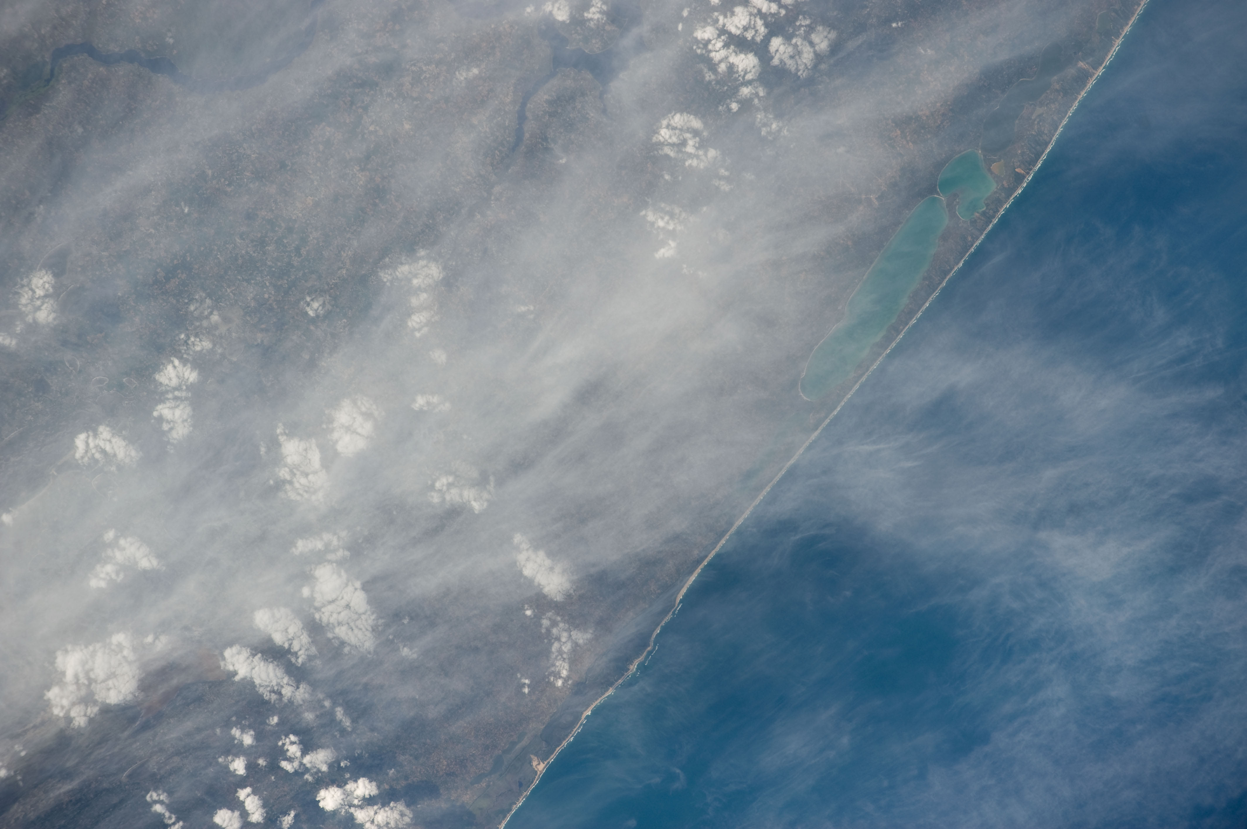 Vista aérea da costa de Moçambique com as lagoas de Quissico e Inharrime